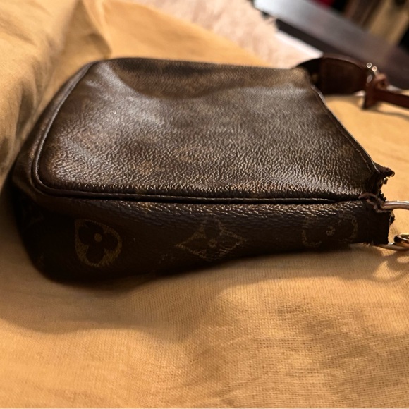 Louis Vuitton Monogram Pochette Accessoires Handbag - Picture 9 of 12